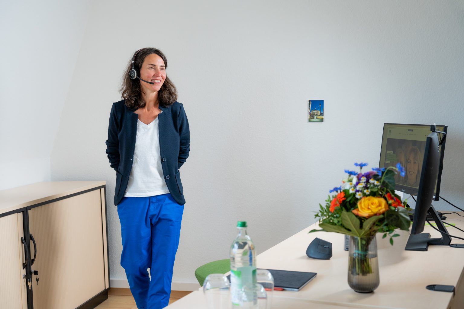 Steuerberaterin am Arbeitsplatz mit Headset